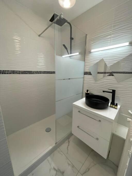 קלישי Appartement 2 Pieces, Salon Et Chambre, 44M2 Refait A Neuf מראה חיצוני תמונה